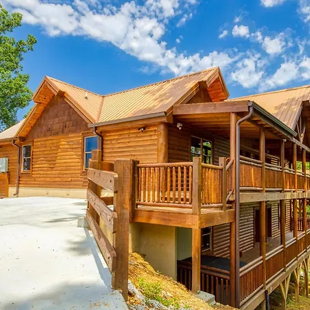 Majestic Splash- 8 Bedroom, Indoor Pool, Hot Tub, 1089 Free Tickets Each Paid Day, Dollywood